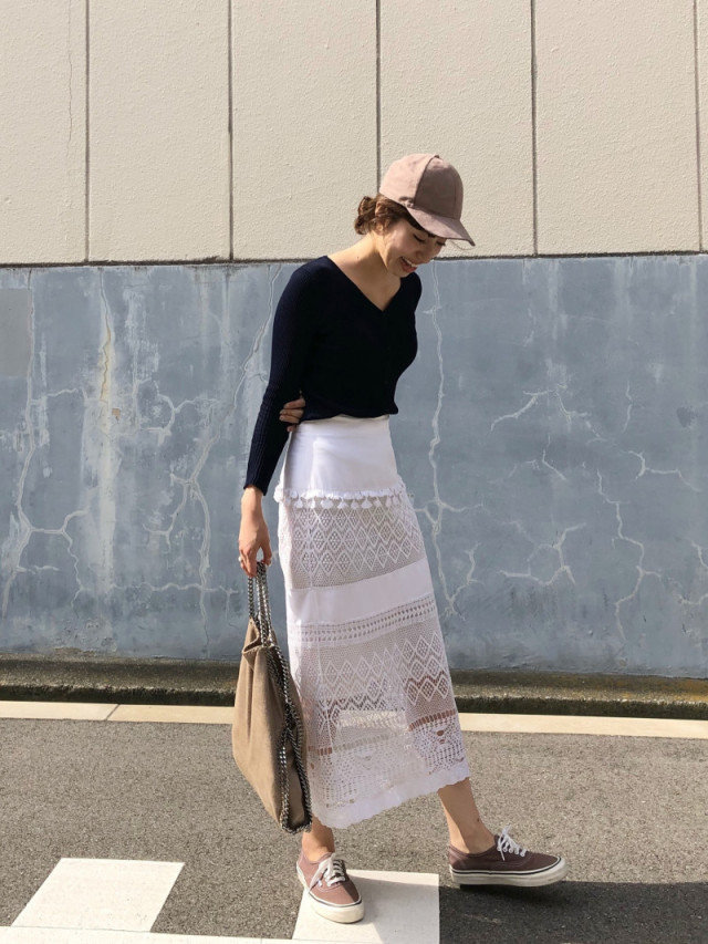 骨格ストレート トップス選びのポイントは 首元 袖 素材別に解説 Aircloset Style