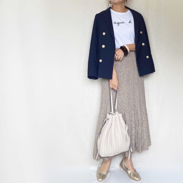 おしゃれに着こなす ジャケット肩掛けコーデ選 Aircloset Style おしゃれに着こなす ジャケット肩掛けコーデ選 Aircloset Style