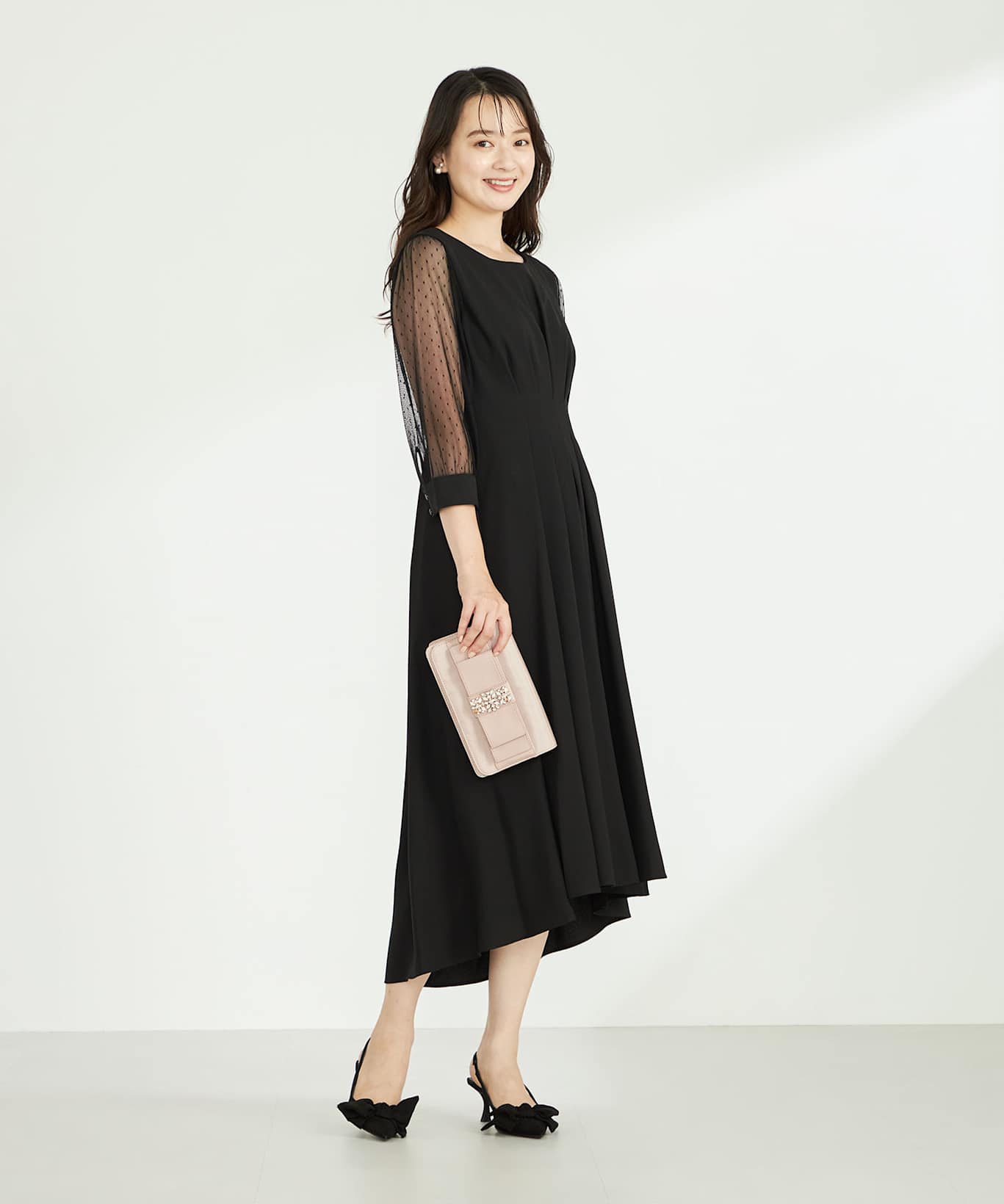 結婚式に「黒」はマナー違反？黒いドレスの正しい着こなしとレンタルドレスという選択肢