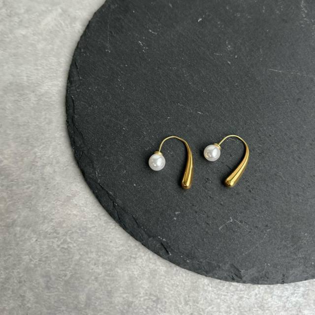 アクセサリーはパール・小ぶりが無難