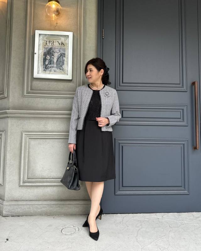 ウール混の長袖ワンピースとジャケットスタイル