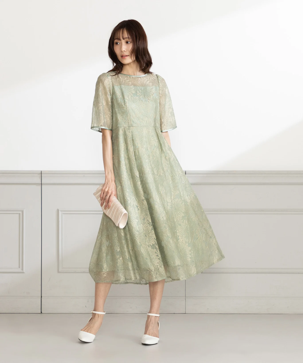 二の腕とお腹を隠す袖ありデザイン