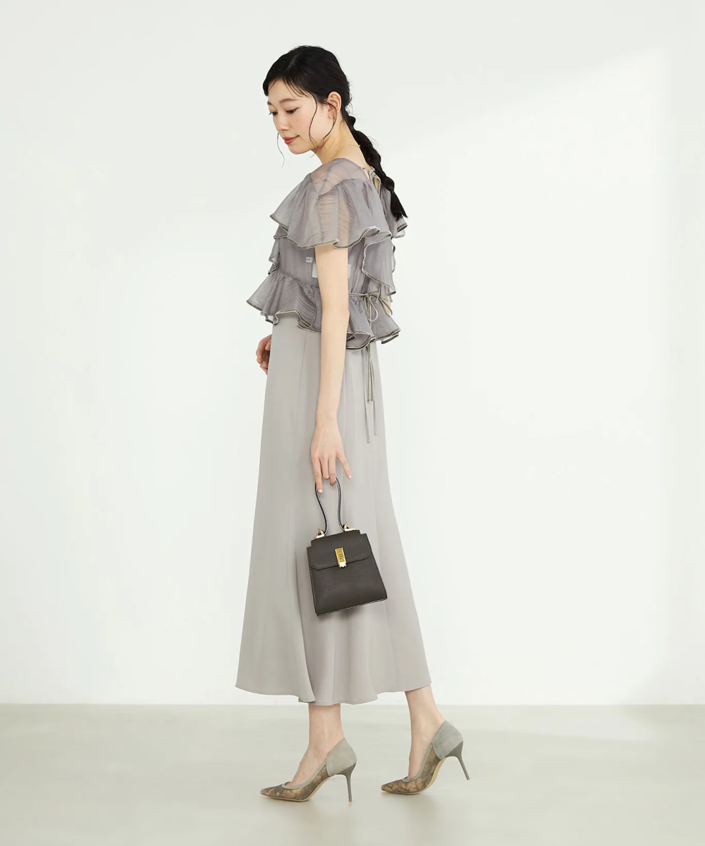 つま先が隠れるパンプスとストッキング 出典:エアクロドレス