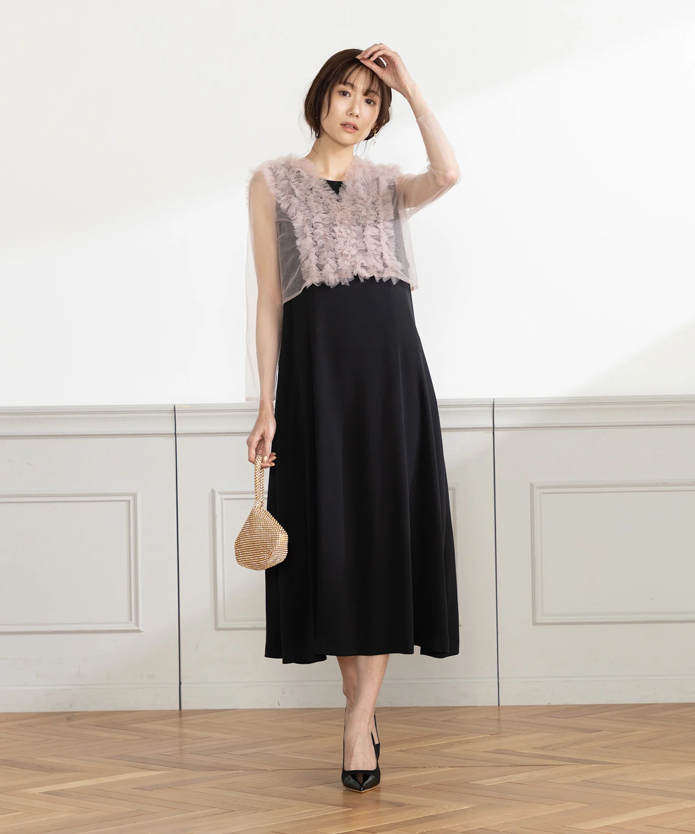 シンプルなドレスを華やかに見せる着こなし 出典:エアクロドレス