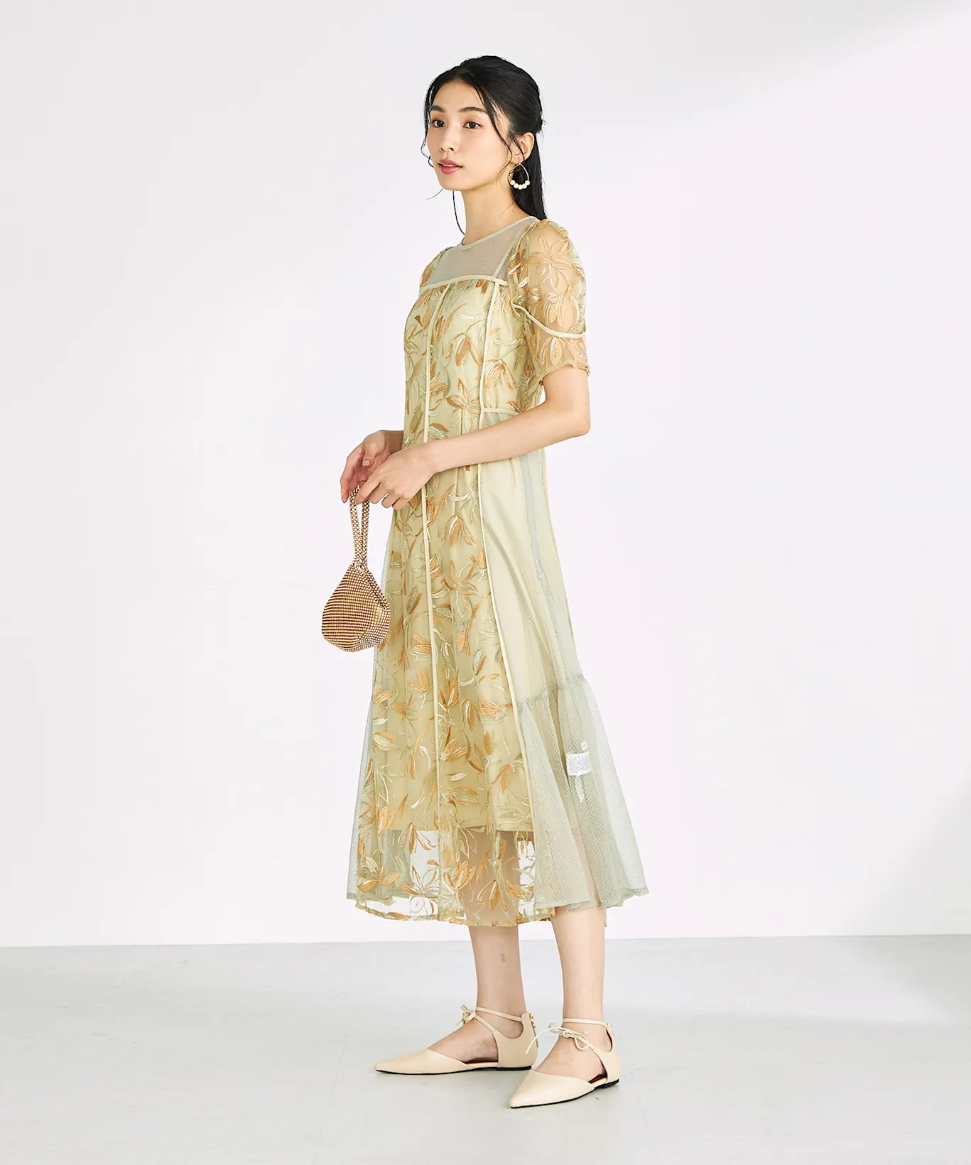 年代や立場別に見る結婚式ゲストドレスの最適カラーの選び方