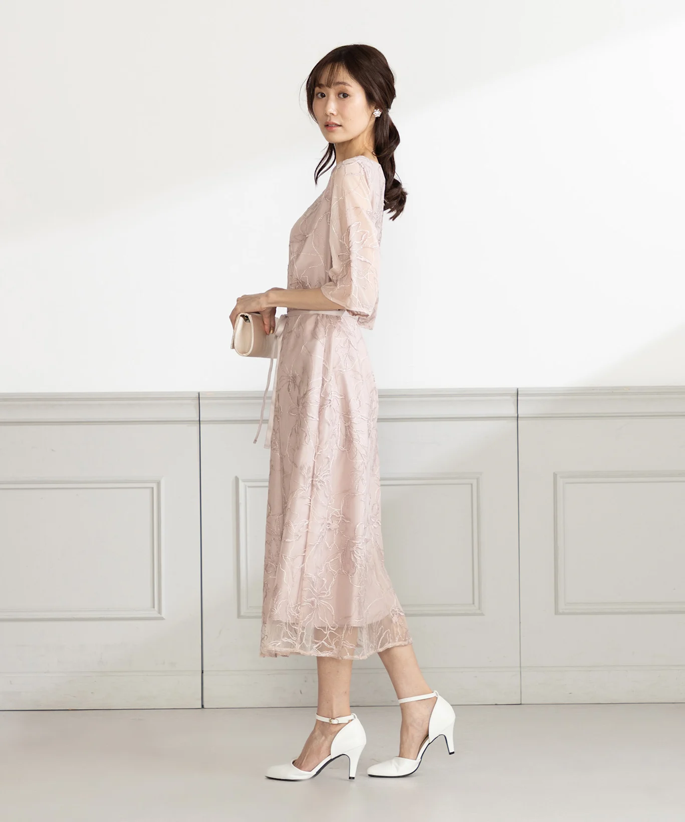 結婚式に参列する女性が服装選びで気を付けるポイント