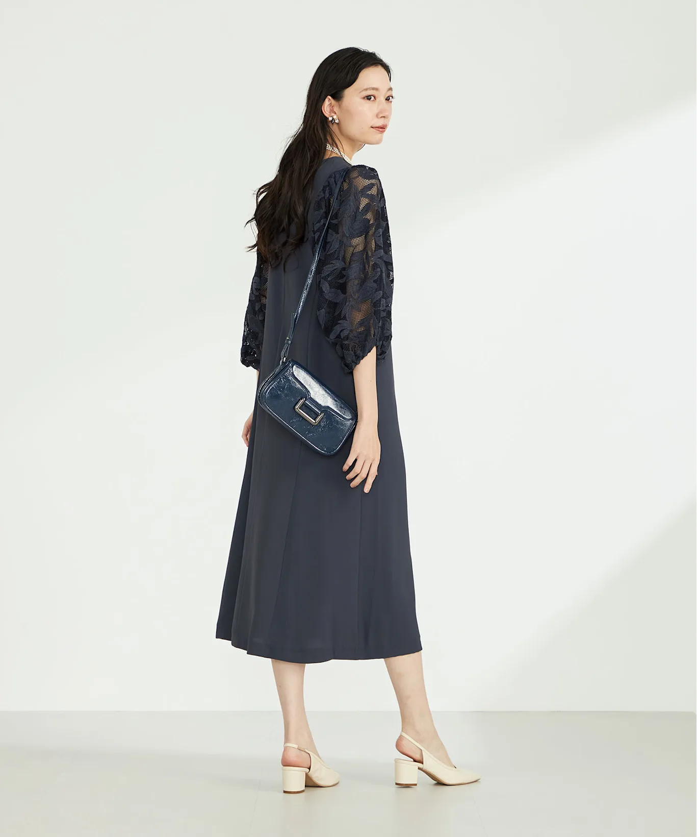 会場の格式やドレスコードに合わせた服装の決め方