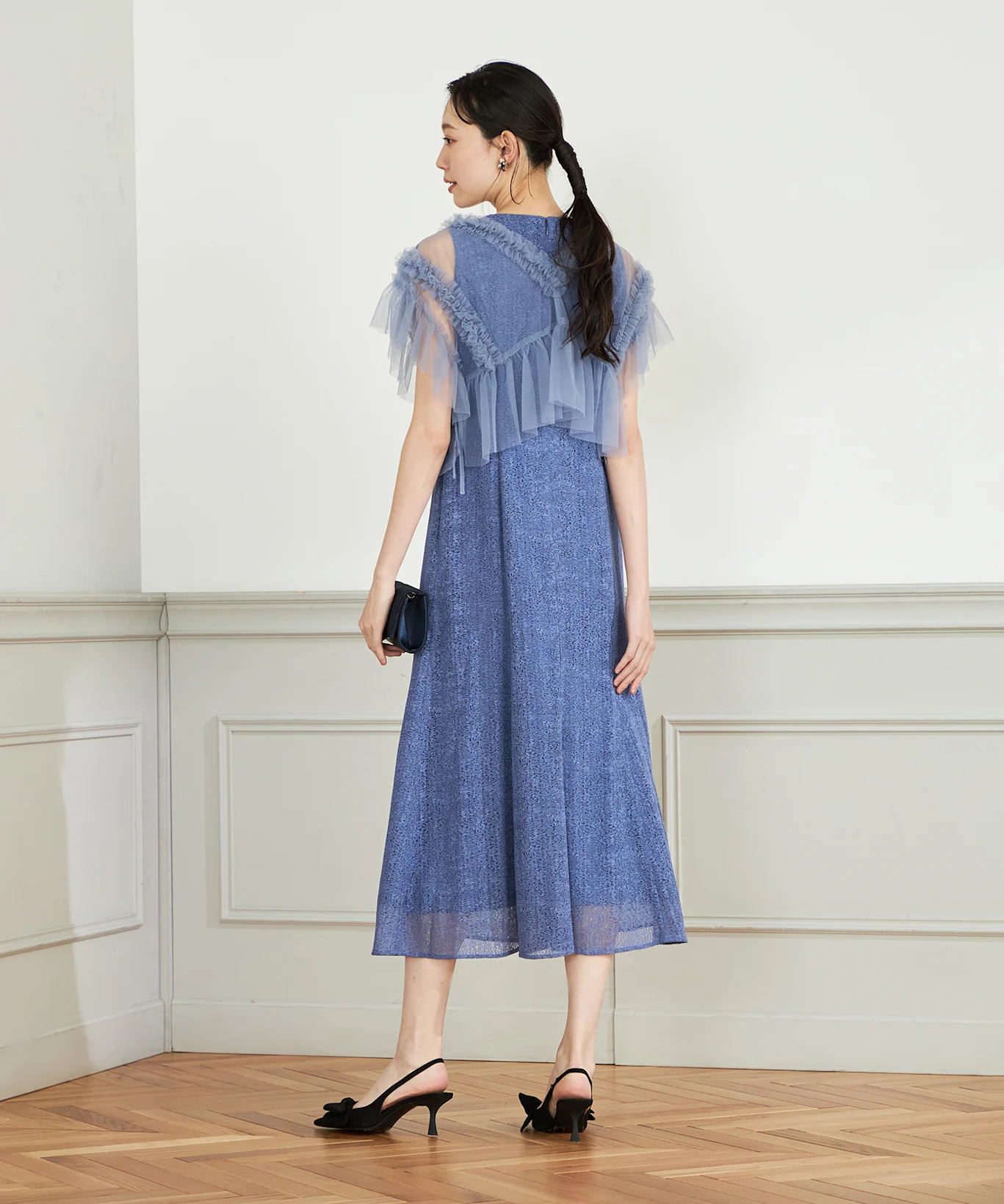 黒パンプスの弔事感を消して結婚式らしく見せる方法 出典:エアクロドレス