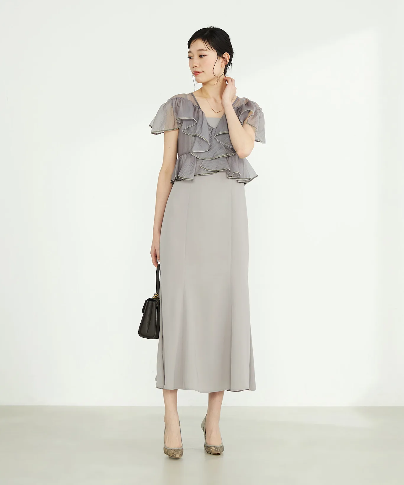 【シーン別】平日夜・休日で変わる婚活パーティーの服装 出典：エアクロドレス