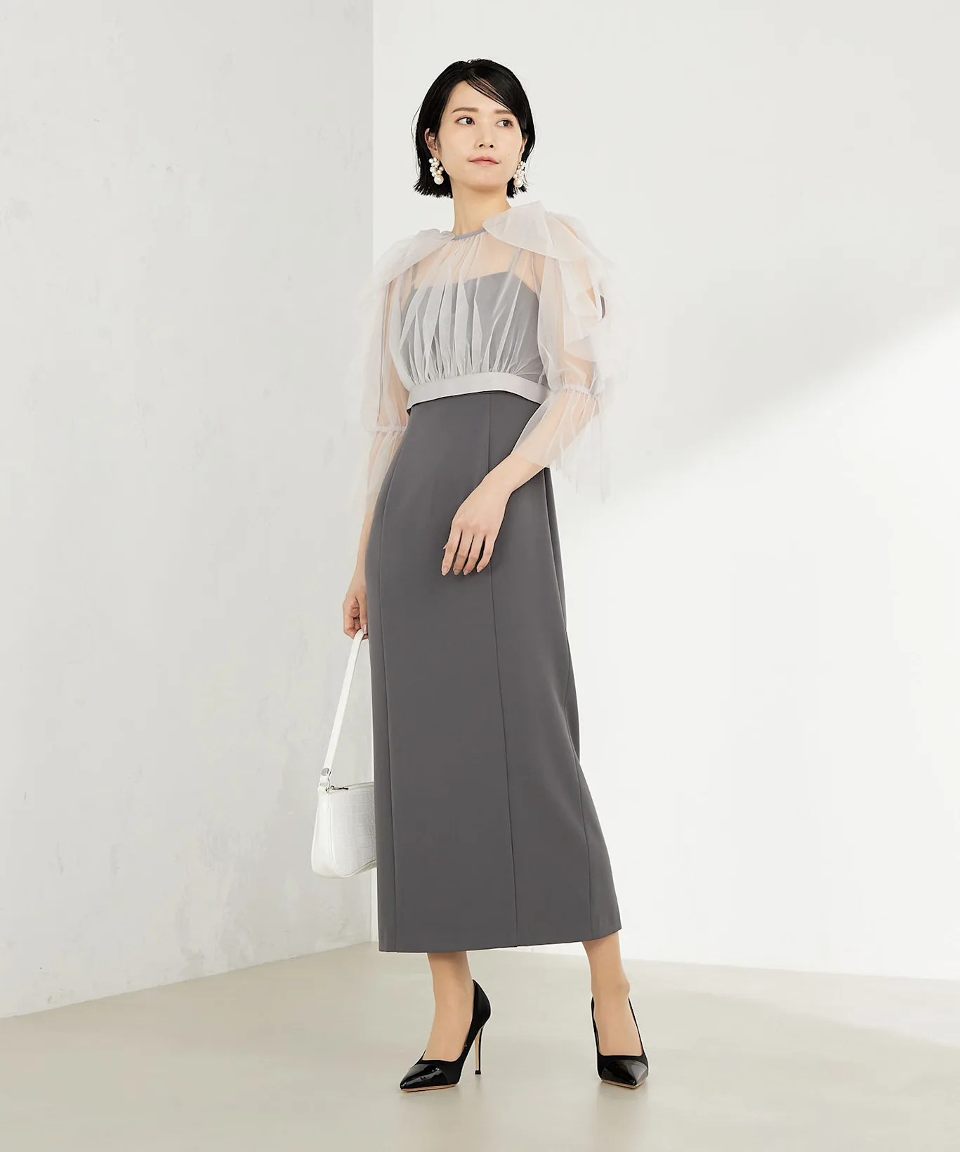 二次会やカジュアルな式では黒パンプスのマナーが変わる 出典:エアクロドレス