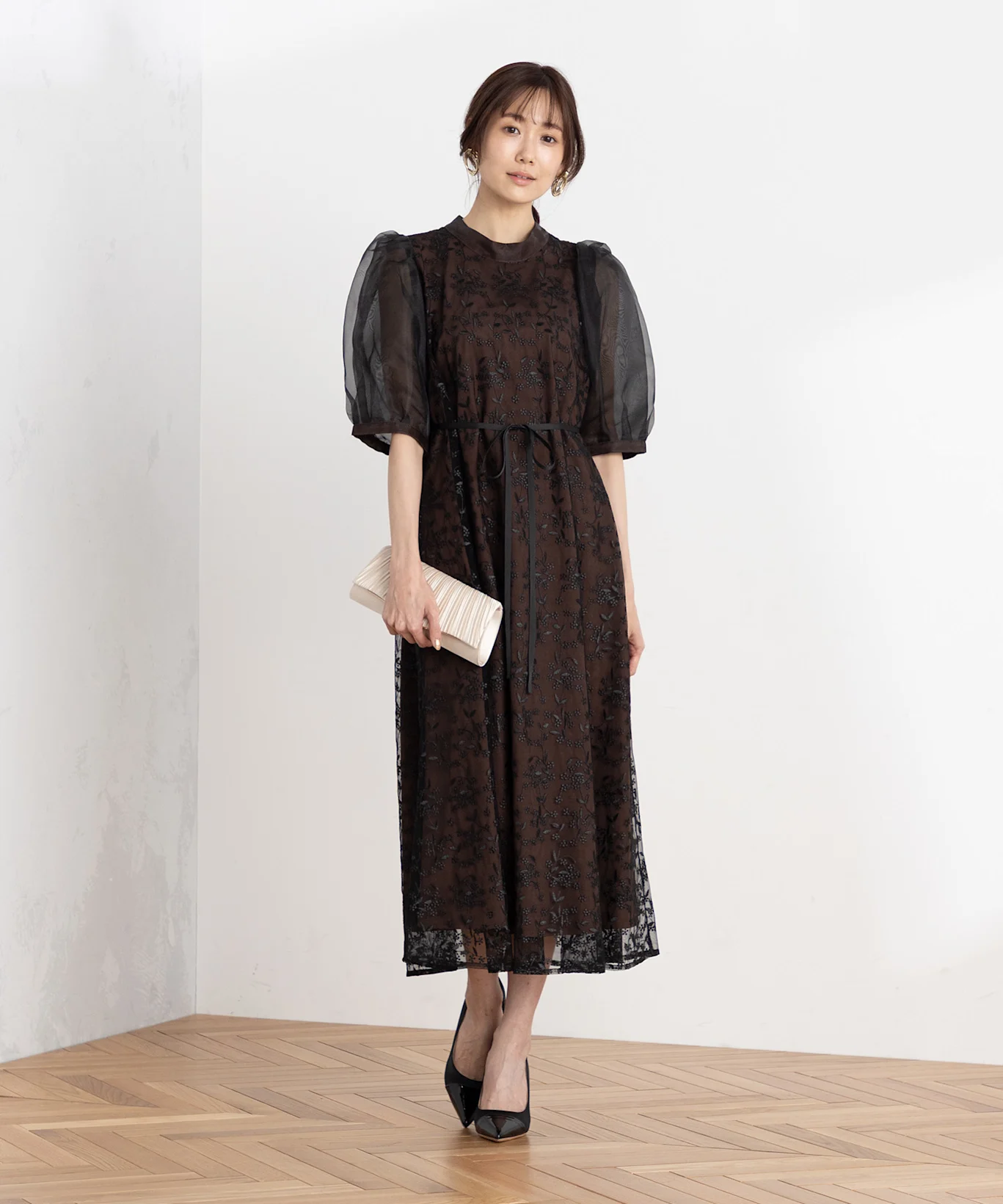 スマートカジュアルに合うヘアスタイルとメイクの基準 出典：エアクロドレス