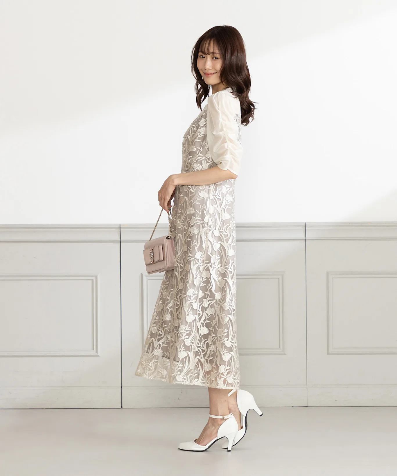 ワンピース姿を格上げするコーディネート術