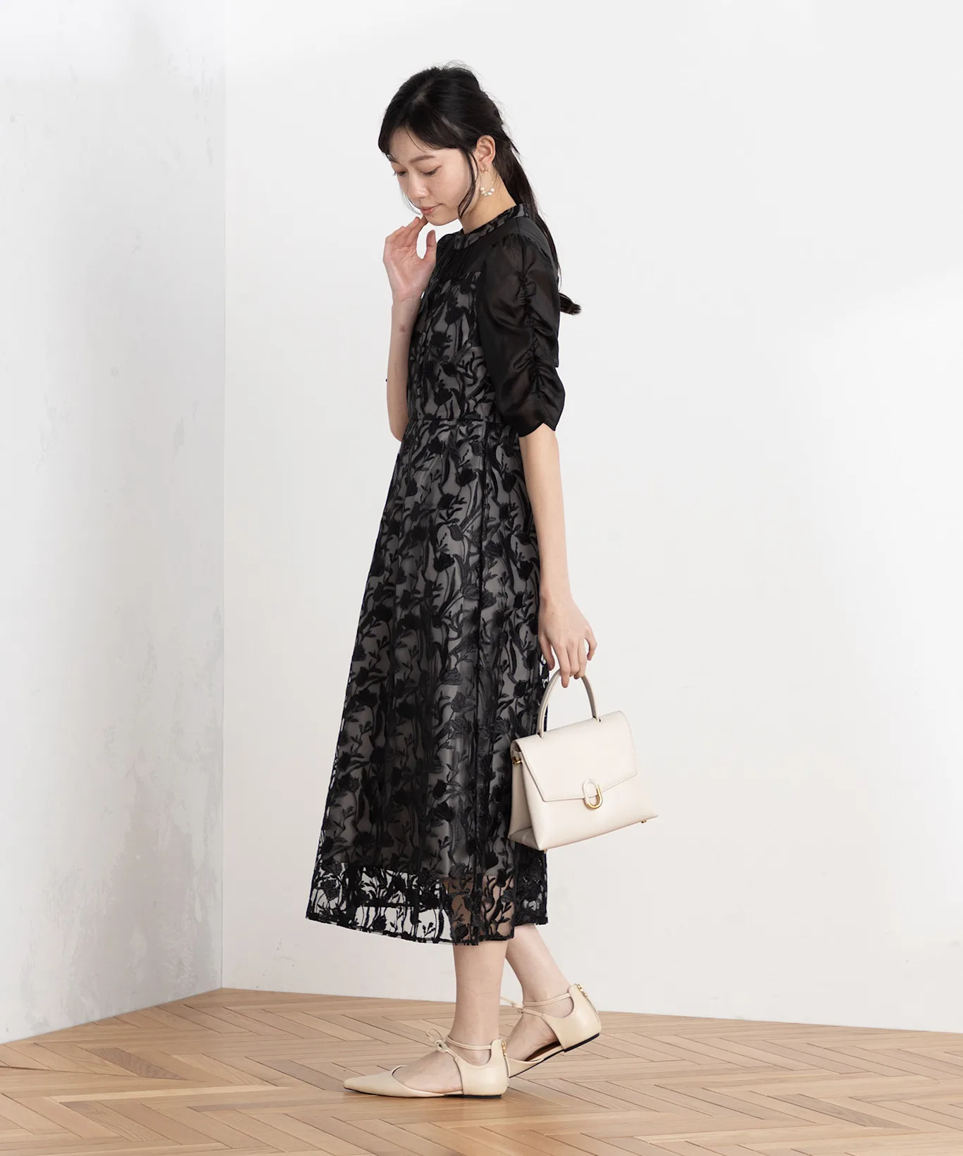 小さいサイズでも大人っぽく見えるドレスコーデ