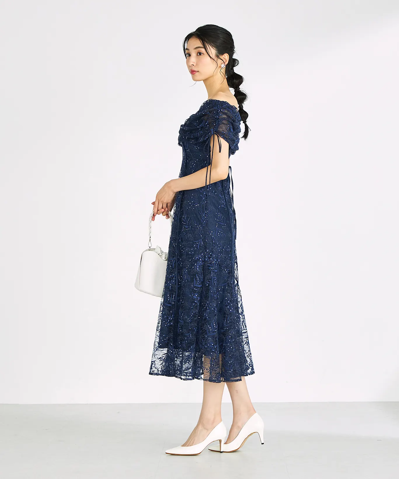 お呼ばれドレスは購入とレンタルどちらがお得か