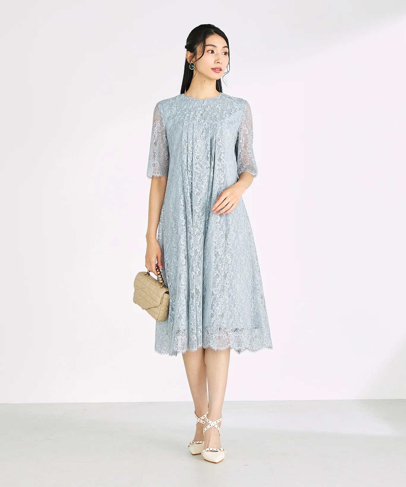 ドレスワンピースは購入とレンタルどちらがお得か