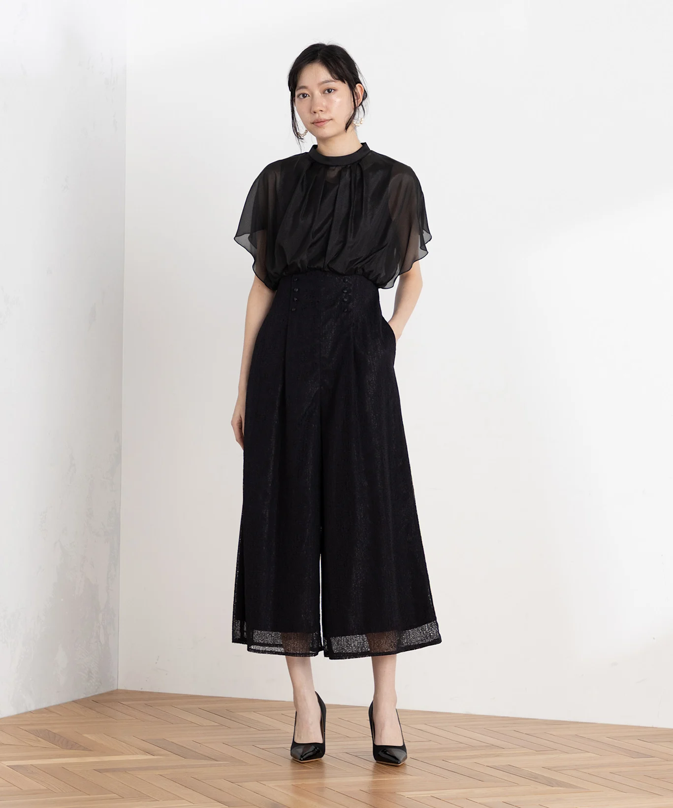 結婚式ゲストにネイビードレスコーデが選ばれる理由