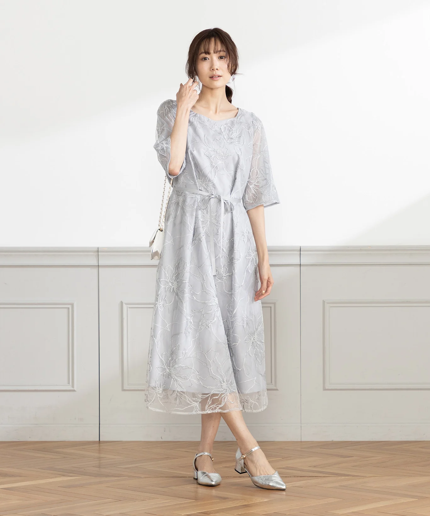 半袖ドレスに羽織ものは本当に不要？