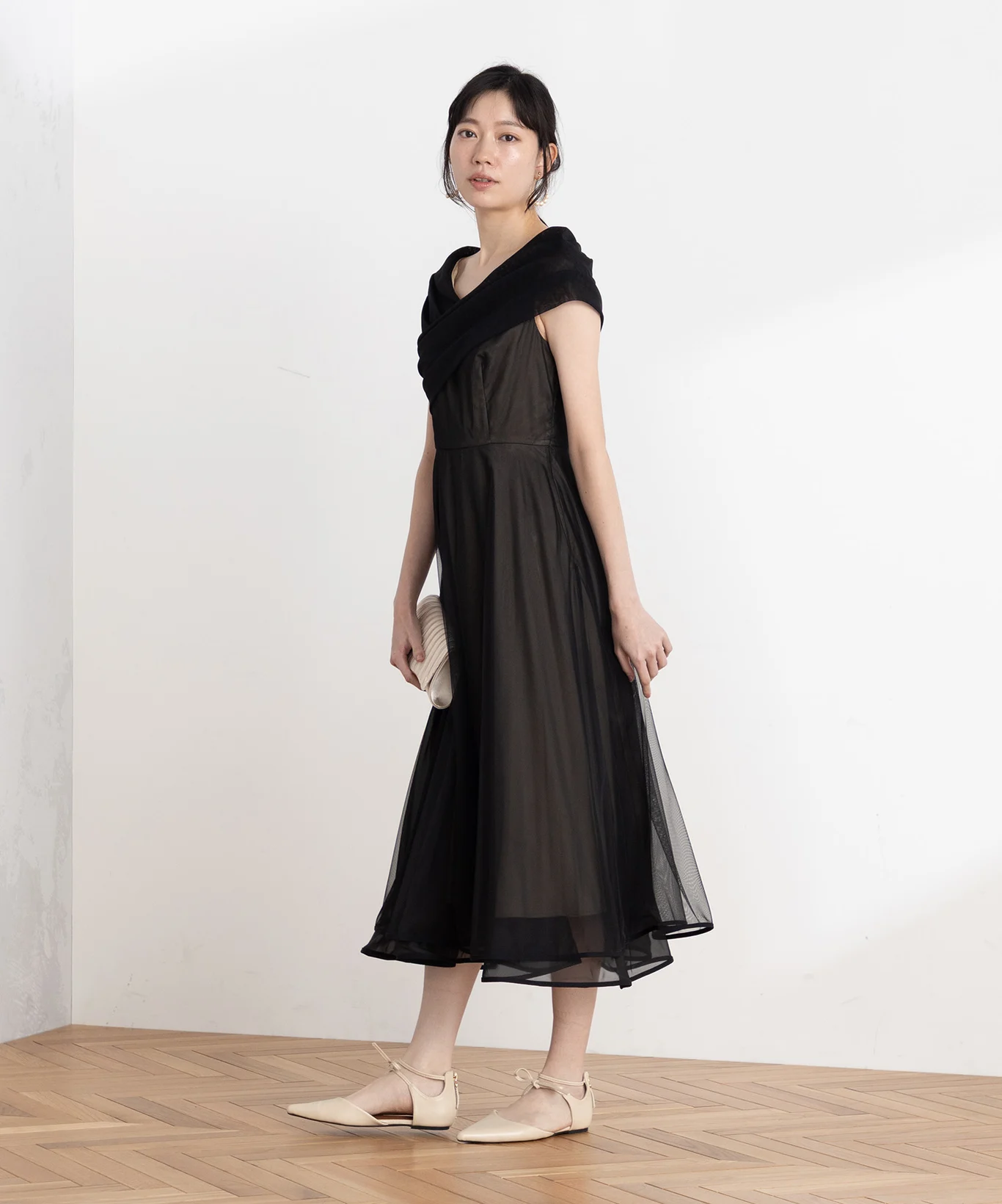 体型カバーに効くピンクドレスのシルエット