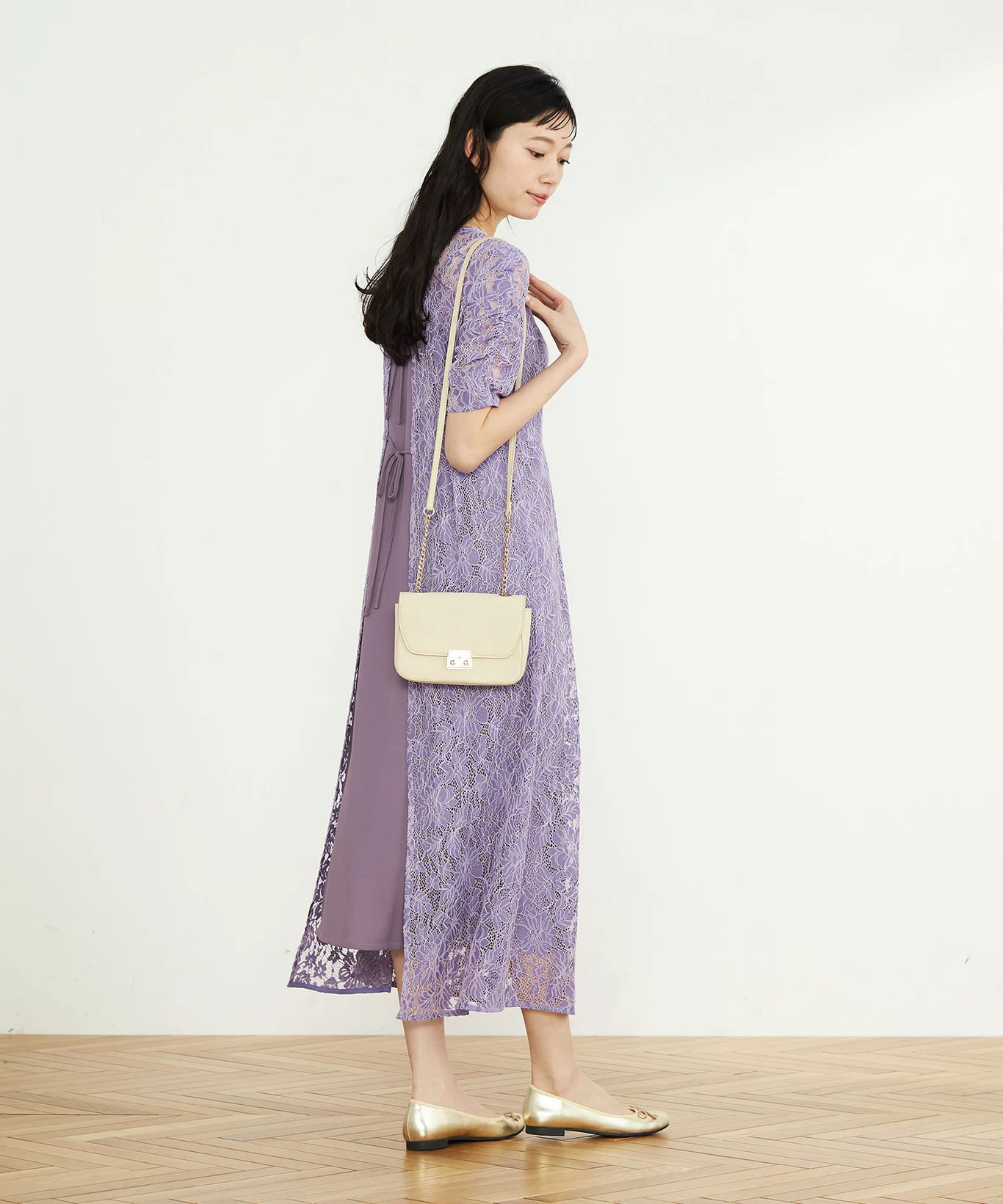 体型悩みをカバーする青ドレスのデザイン