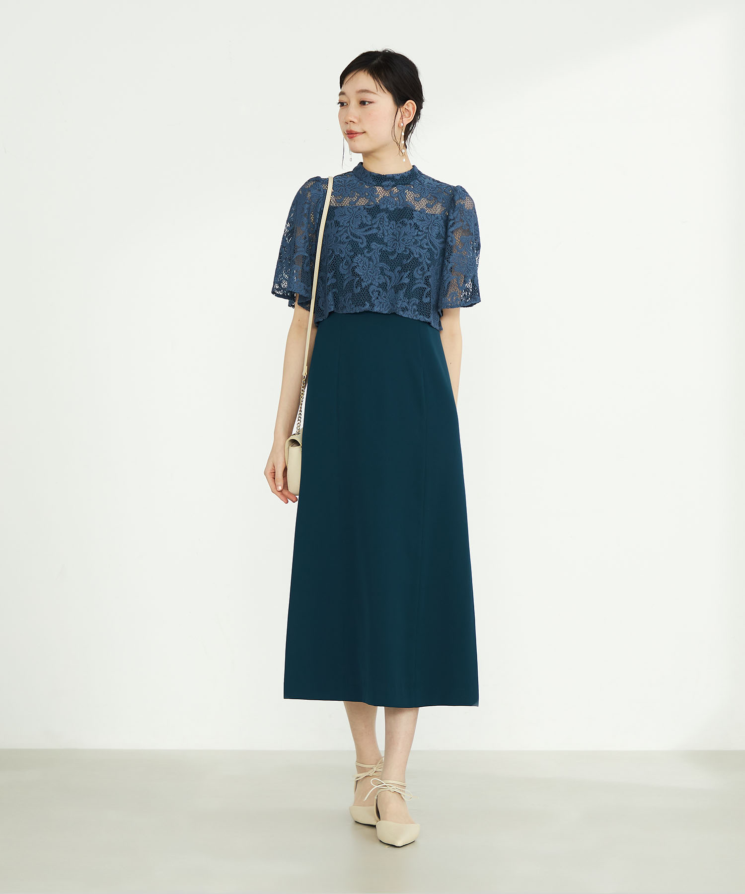 60代の結婚式の服装は濃い色に寄せて顔まわりで戻す